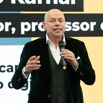 Leandro Karnal no estande da Plataforma AZ durante a Bett Brasil 2022
