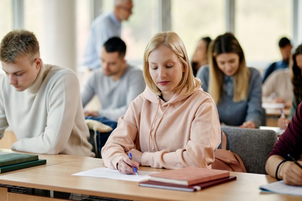 Saiba o que é Ensino Médio regular e ensino profissionalizante